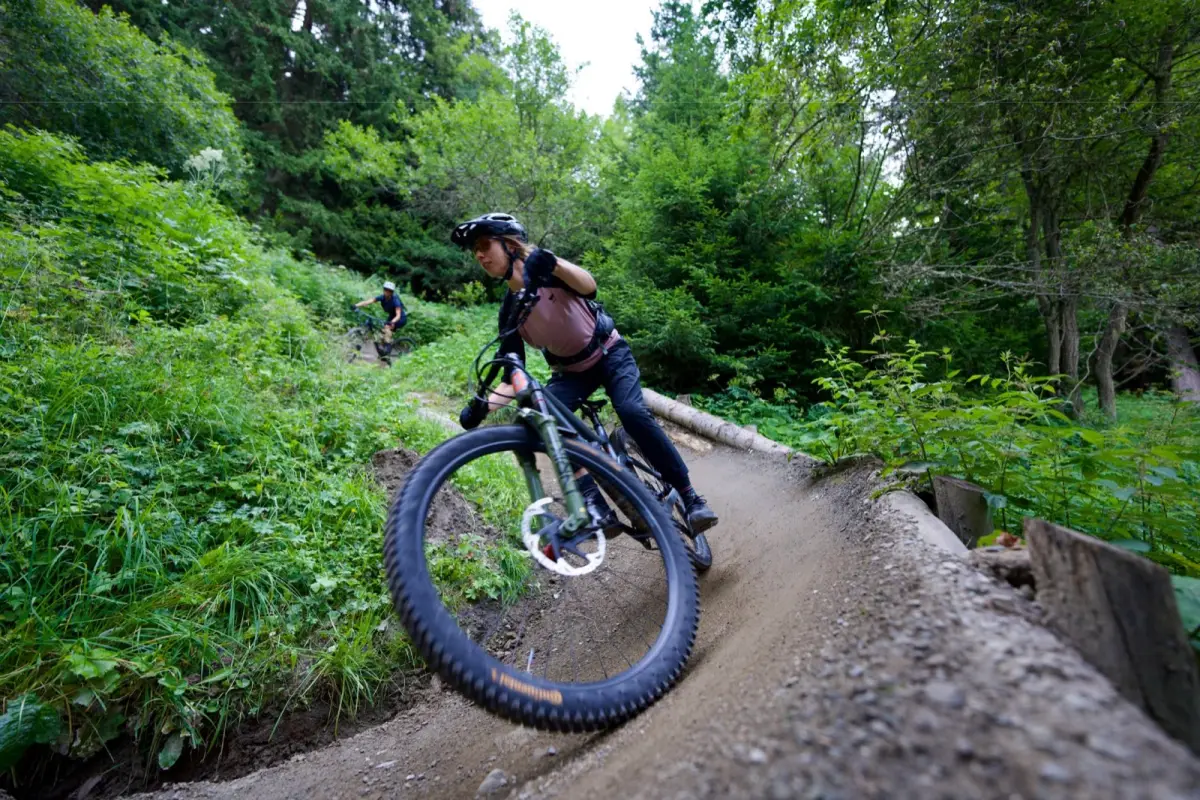 Rider en plein virage relevé pendant un cours de VTT à Verbier