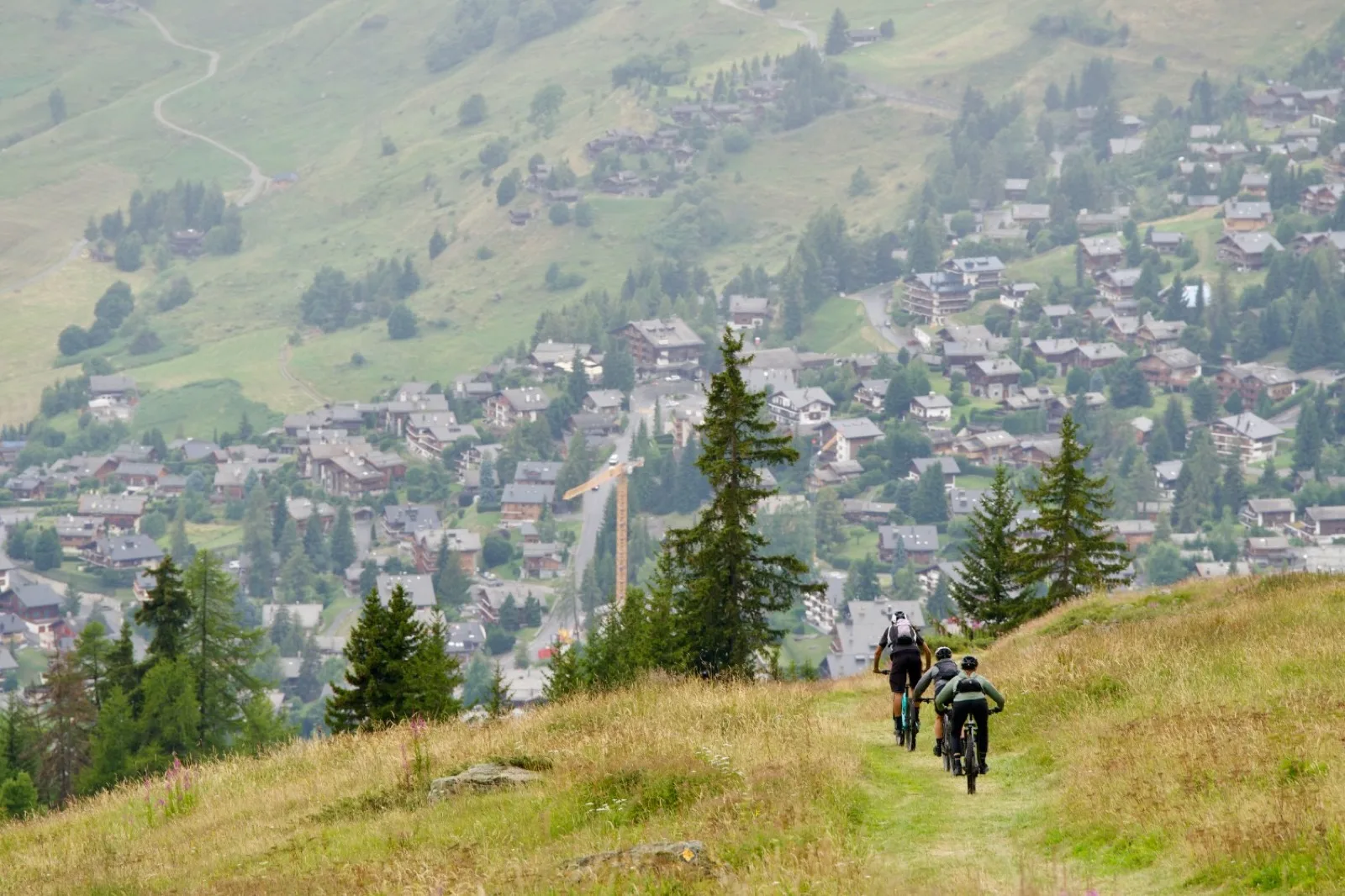 Trois riders en e-bike sur les hauteurs de Verbier
